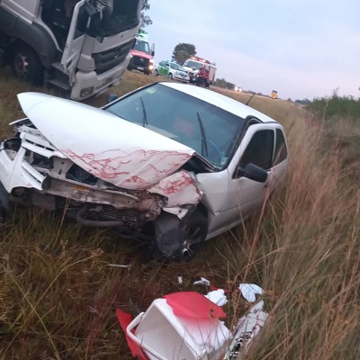 San Roque: Un camión volcó en la ruta y un auto lo chocó de frente