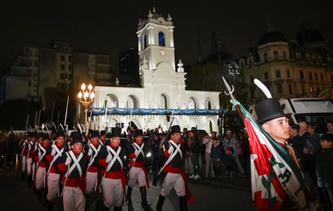 Con música, baile y armas históricas, se realizó la vigilia por el 25 de Mayo en el Cabildo Nacional