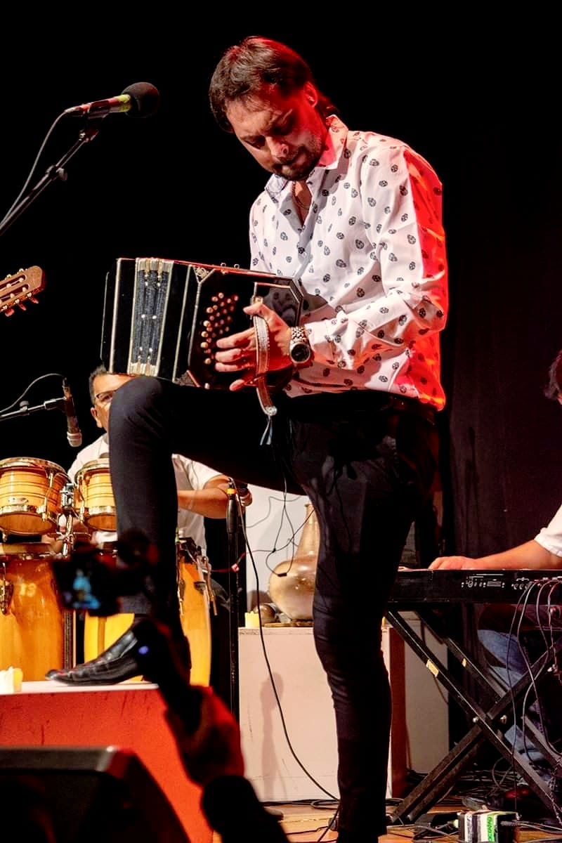 UN TALENTO ARGENTINO EN LOS 30 AÑOS DE AMBOE
