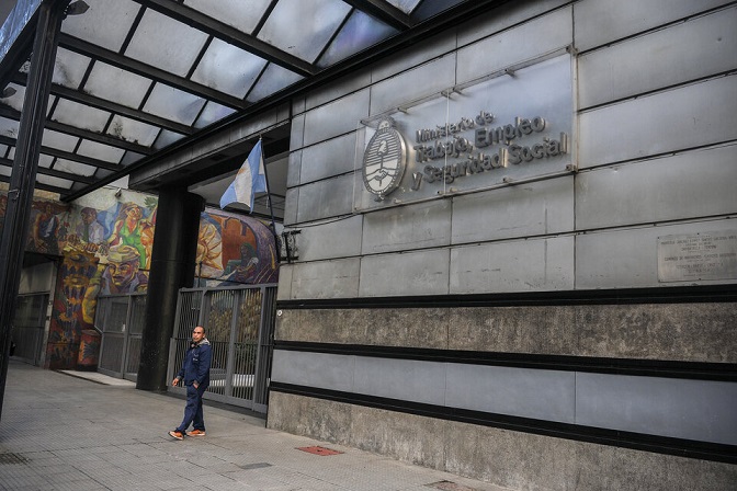  CONVOCATORIA EN RECESIÓN: EL GOBIERNO LLAMÓ AL CONSEJO DEL SALARIO PARA FIJAR UN NUEVO MÍNIMO