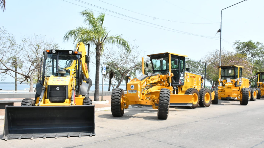 Con el objetivo de mejorar caminos en Corrientes, Valdés entregó equipamientos a Vialidad Provincial