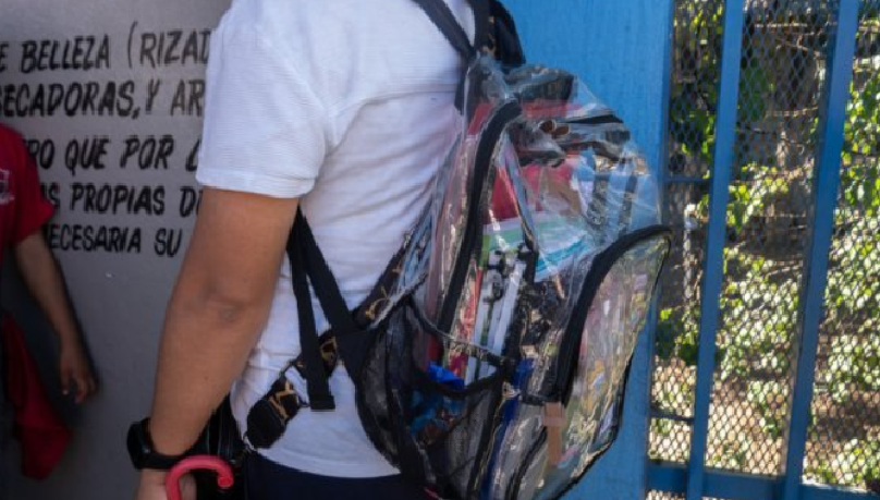 YA SE VENDEN LAS MOCHILAS TRANSPARENTES EN CORRIENTES PARA LA SEGURIDAD ESCOLAR