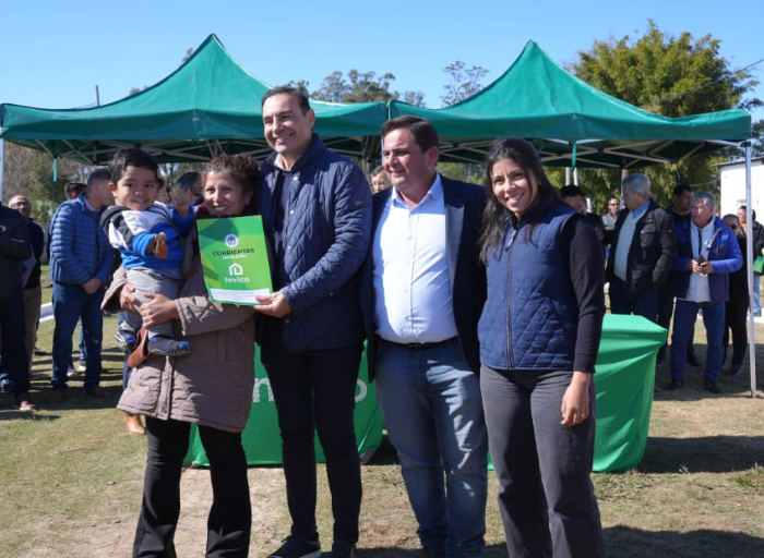 EN SAN ISIDRO, VALDÉS OTORGÓ 10 VIVIENDAS Y ANUNCIÓ LA CONSTRUCCIÓN DE 30 MÁS