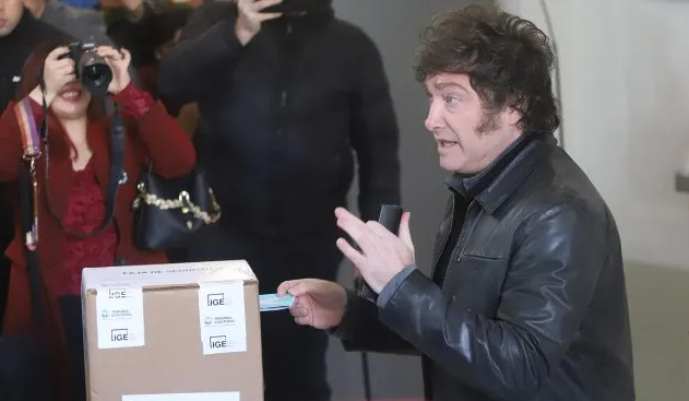 La respuesta de Javier Milei al PRO por la fake news libertaria: "Macri está hecho un llorón, está muy de cristal"