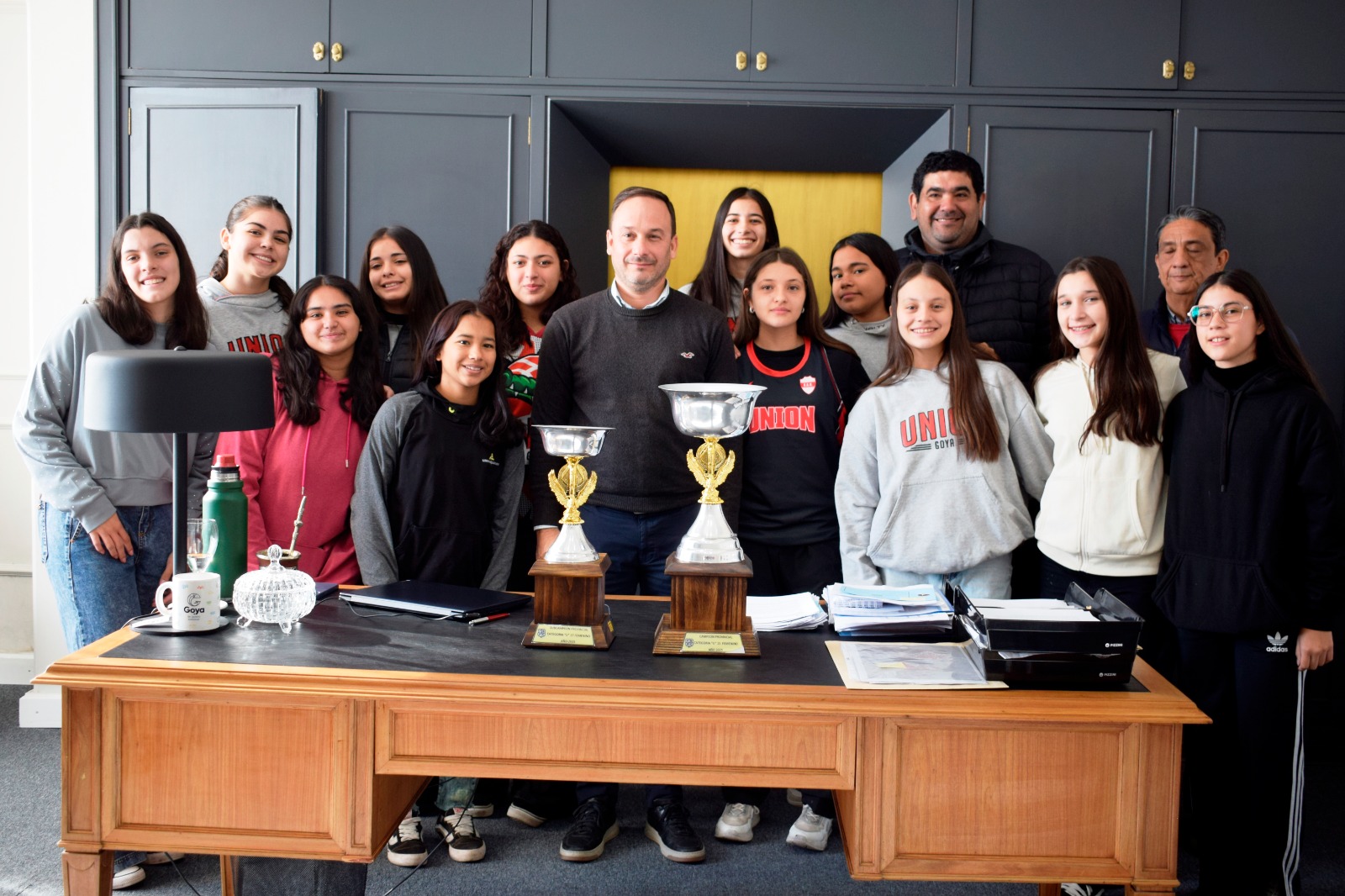 EQUIPO DE BÁSQUET FEMENINO DE UNIÓN GOYA VISITÓ AL INTENDENTE HORMAECHEA