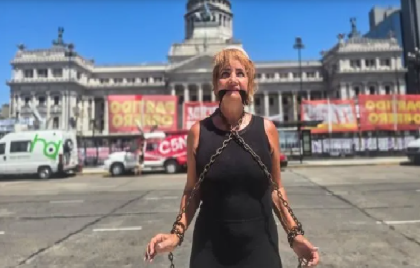 Nancy Pazos, encadenada y amordazada frente al Congreso en defensa del Estatuto del Periodista