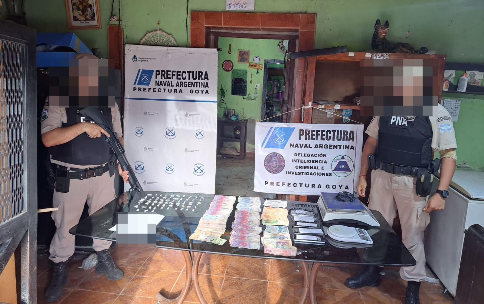 ALLANAMIENTOS EN GOYA: PREFECTURA DETUVO A DOS PERSONAS Y SECUESTRÓ DROGA, DINERO Y CELULARES