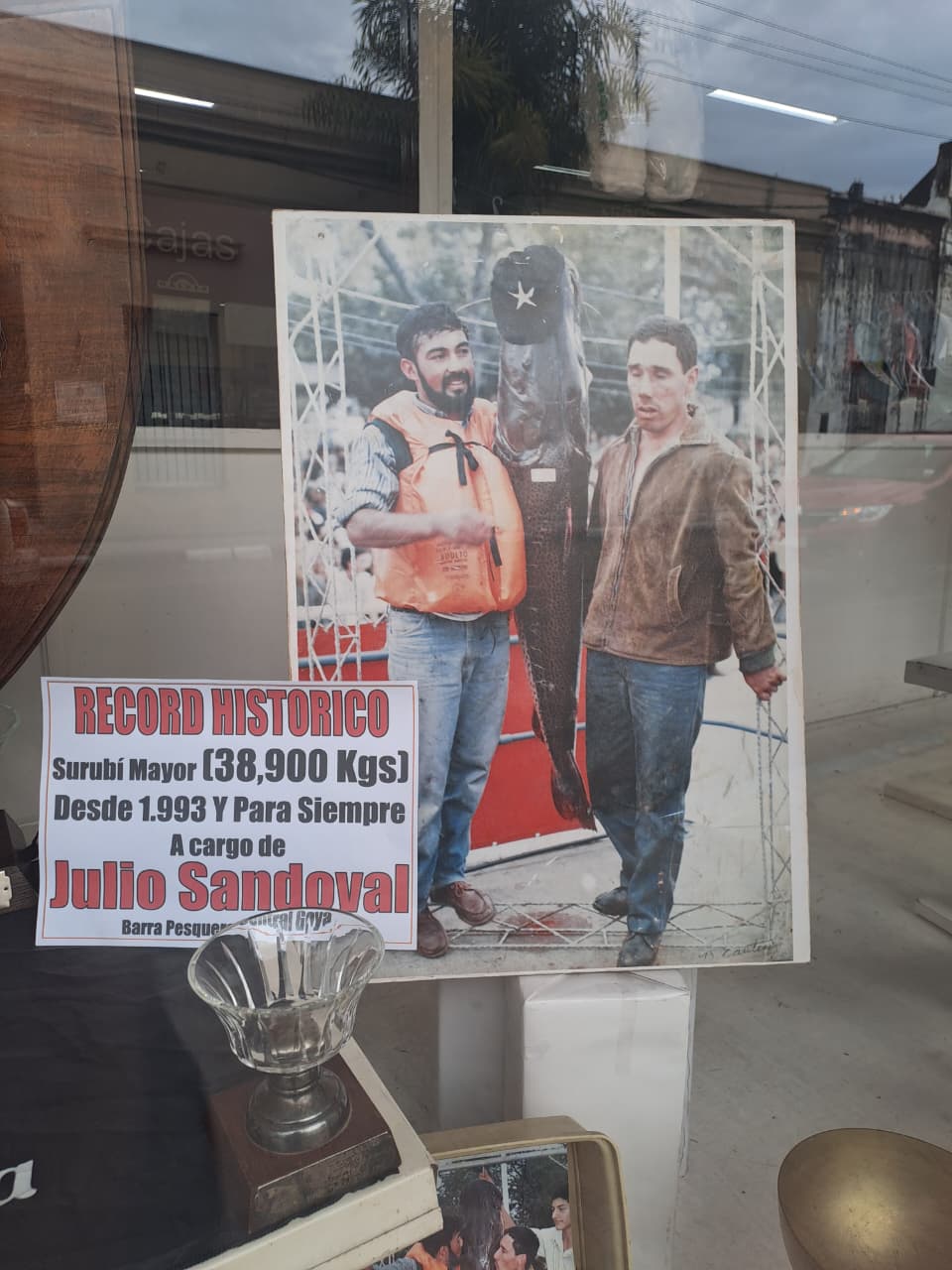 RÉCORD IMBATIBLE DEL MUNDIAL DE PESCA: JULIO SANDOVAL PESCÓ UN SURUBÍ DE 38,900 KG EN EL AÑO 1993 