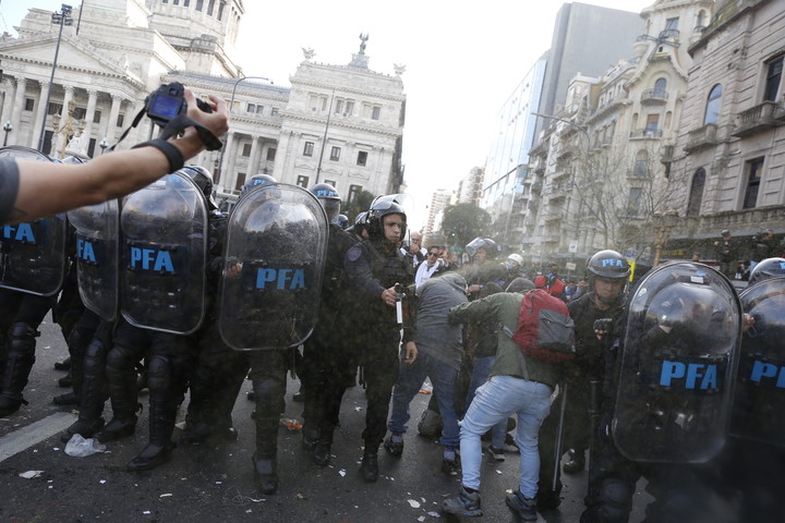 Represión en el Congreso tras el veto al aumento para los jubilados