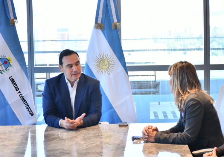 EL GOBERNADOR VALDÉS RECIBIÓ A TRABAJADORES DEL ASERRADERO TAPEBICUÁ Y OFRECIÓ AYUDA