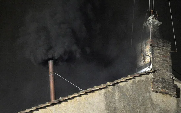 Humo negro en el Vaticano: no hay Papa nuevo por el momento