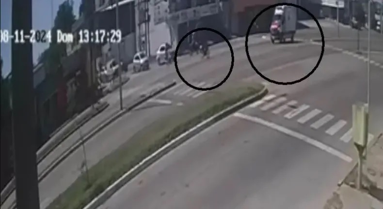 CORRIENTES: AMBULANCIA  DE GOYA  QUE IBA AL PEDIÁTRICO CHOCÓ Y DEJÓ GRAVE A MOTOCICLISTA