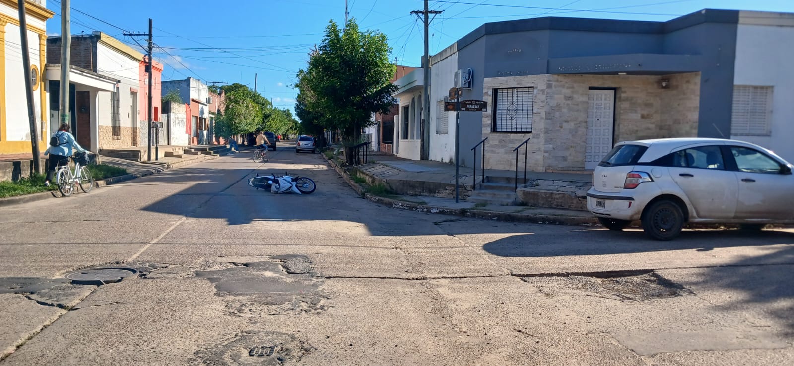 DOS MENORES RESULTARON HERIDOS TRAS UN CHOQUE ENTRE UN AUTO Y UNA MOTO