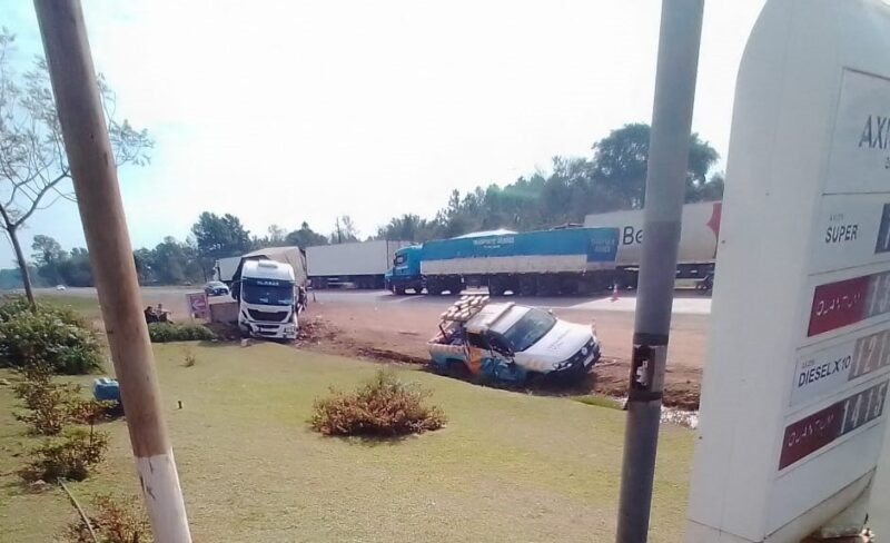 CAMION CHOCO A UNA CAMIONETA DE LA DIRECCION DE SEGURIDAD VIAL