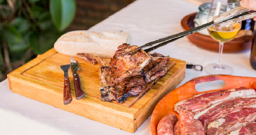 ¿Se puede comer carne el Sábado Santo? Qué dice la Iglesia y qué hacen hoy los católicos