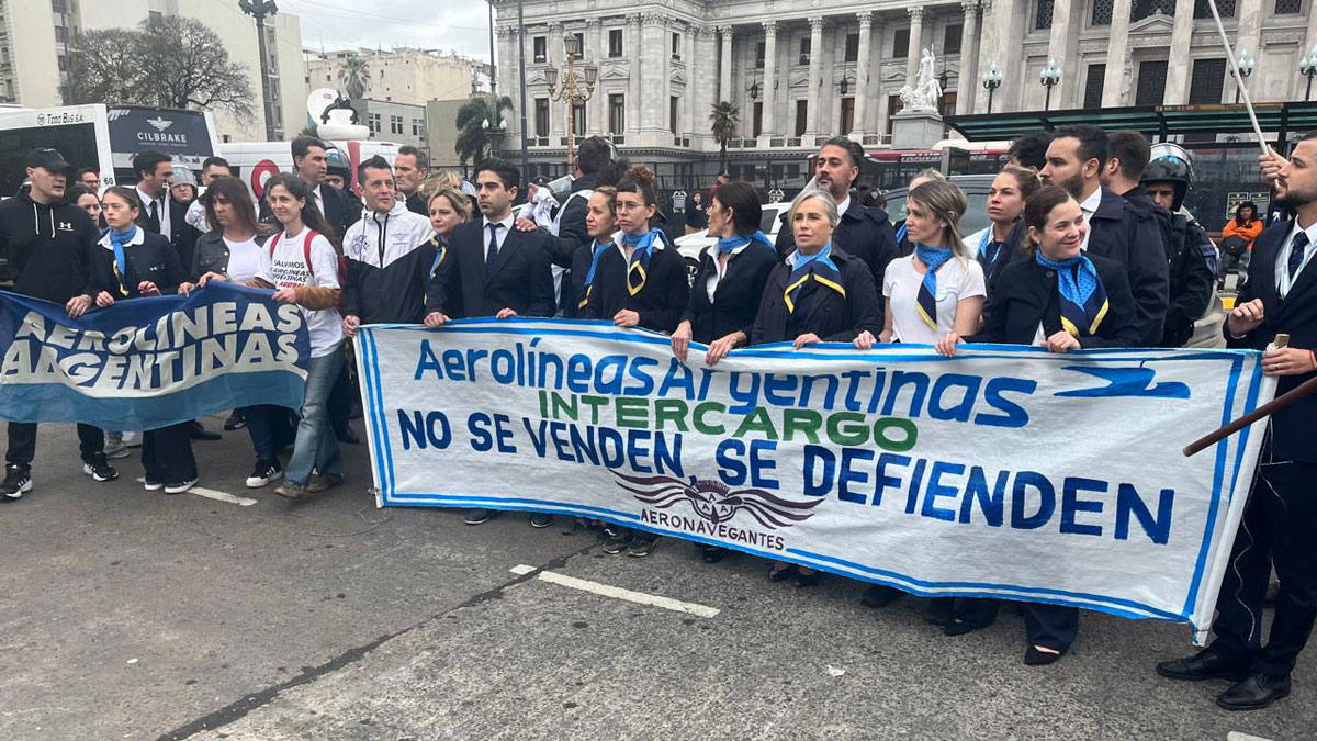 Sindicatos aeronáuticos marchan al Congreso contra la iniciativa del Gobierno de privatizar Aerolíneas Argentinas
