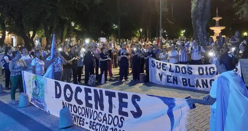 AJUSTE Y MALESTAR EN CORRIENTES: DOCENTES AUTOCONVOCADOS VUELVEN A LAS CALLES CONTRA EL AUMENTO DEL 6%
