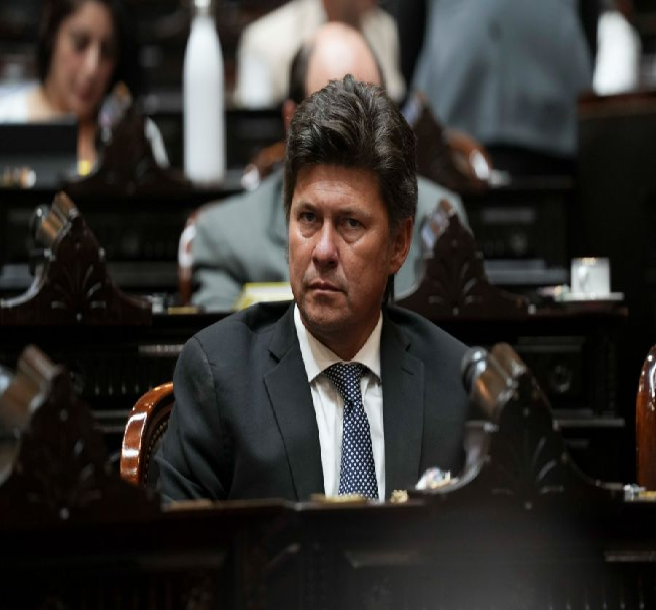 Lisandro Almirón llamó "pochoclera en busca de fueros" a Tolosa Paz y se armó un escándalo en una comisión.