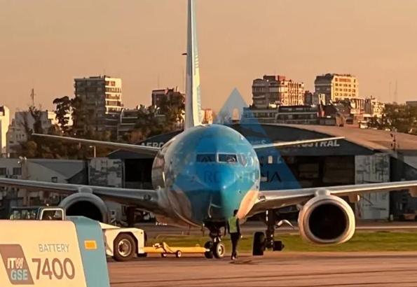Susto en un avión de Aerolíneas Argentinas: se desprendió un neumático en pleno aterrizaje