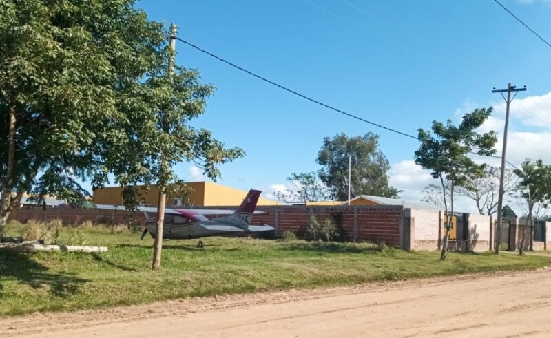 Aterrizó en ruta 12: DEJARON UNA AVIONETA ABANDONADA EN UNA ESCUELA 