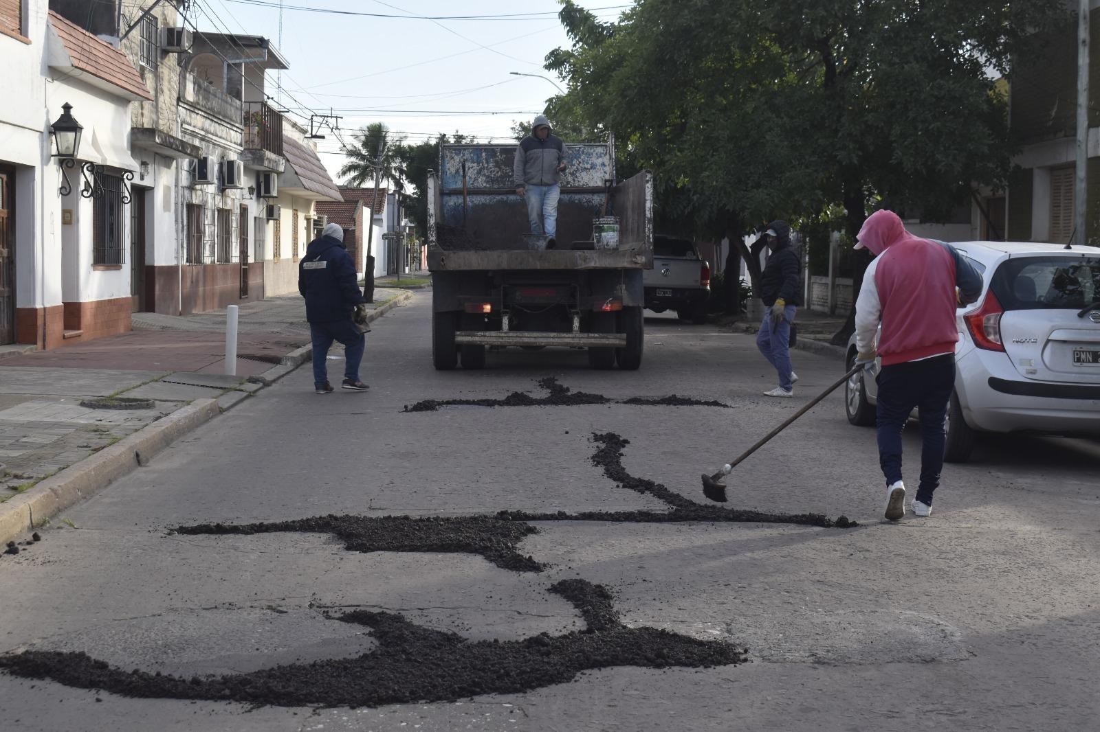 OBRAS PÚBLICAS: TRABAJOS DE BACHEO EN VARIOS SECTORES DE LA CIUDAD