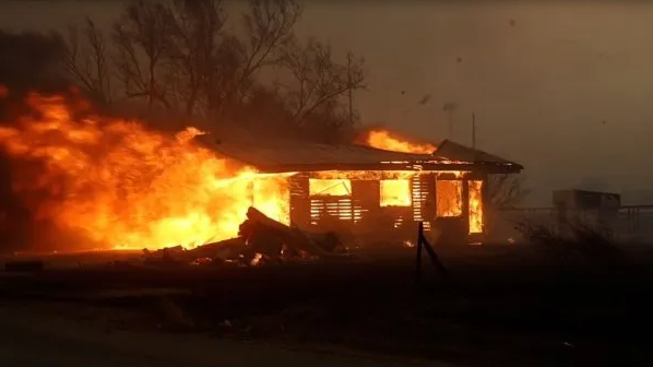 DESASTRES EN ESTADOS UNIDOS: Incendios forestales arrasan con todo en Texas y Oklahoma