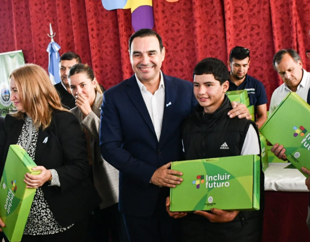 El gobernador Valdés entregó notebooks a más de 800 alumnos de Paso de los Libres