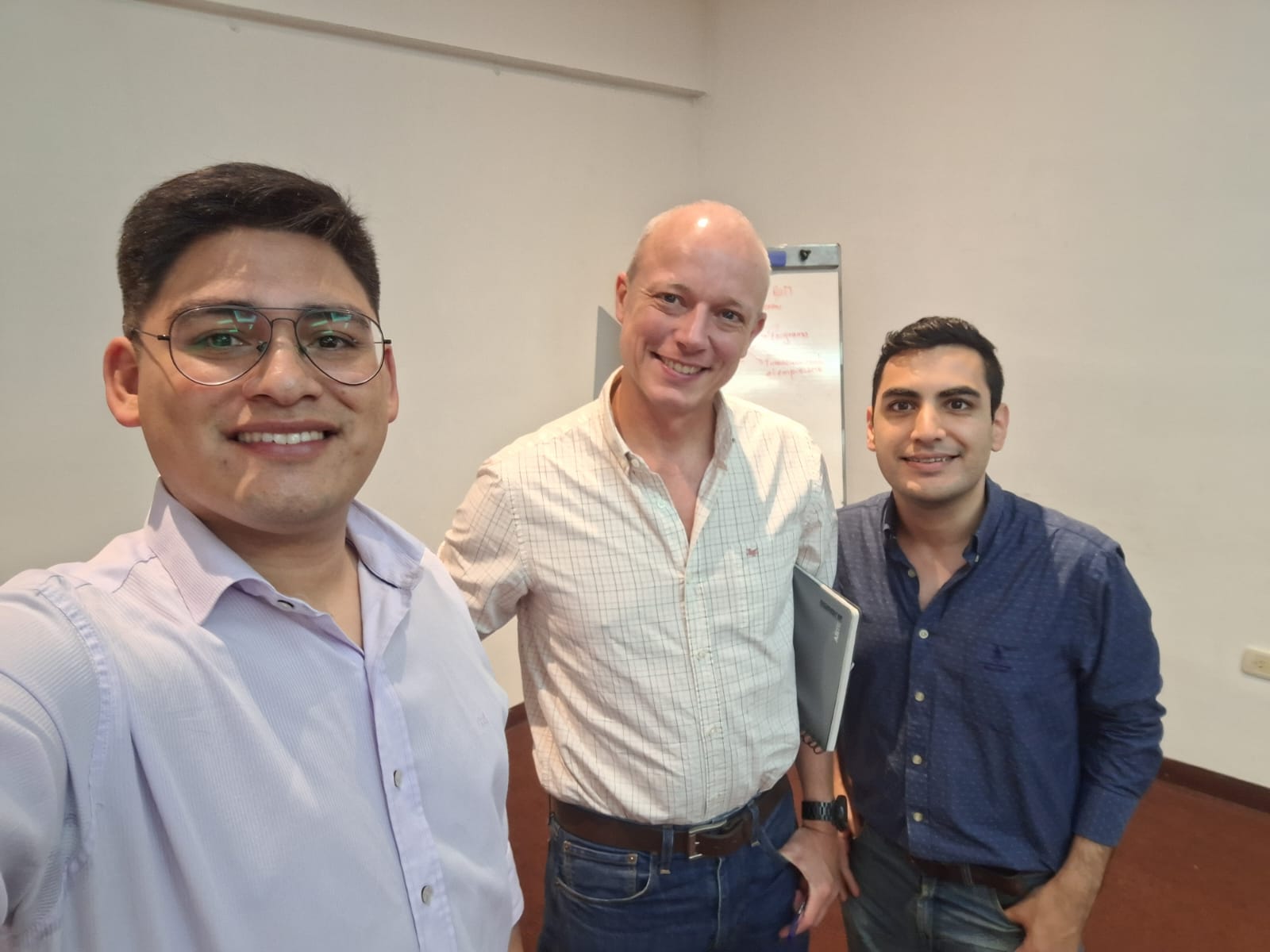 BECARIOS DEL CFI MANTIENEN REUNIÓN CON EL COORDINADOR DEL NEA DE LA ASOCIACIÓN FORESTAL ARGENTINA.