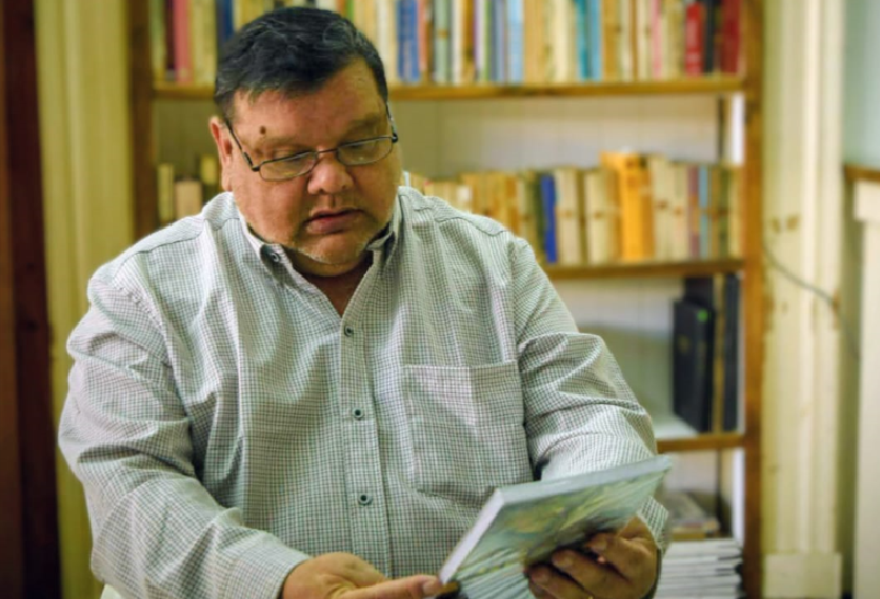 RAMON ORLANDO MENDOZA PRESENTA SUS DOS NUEVOS LIBROS EN UNA PEÑA LITERARIA Y MUSICAL