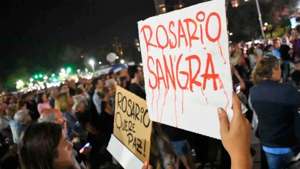 La violencia y el miedo paralizan a Rosario: sin clases, colectivos, taxis ni recolección de residuos y con cacerolazos