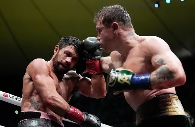 Canelo Álvarez ganó por puntos ante Ryder, pero los fanáticos lo liquidaron: “Se mueve más mi abuela”