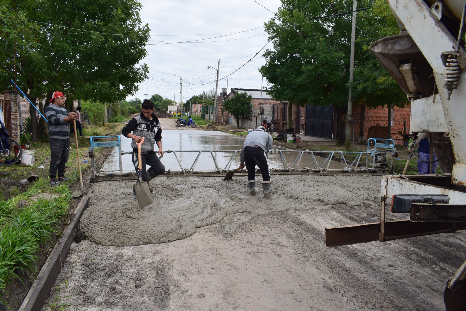   BARRIO ÑAPINDÁ CELEBRA  LA PAVIMENTACIÓN DE LA CALLE MANDISOVI y URBANIZACION DEL LUGAR