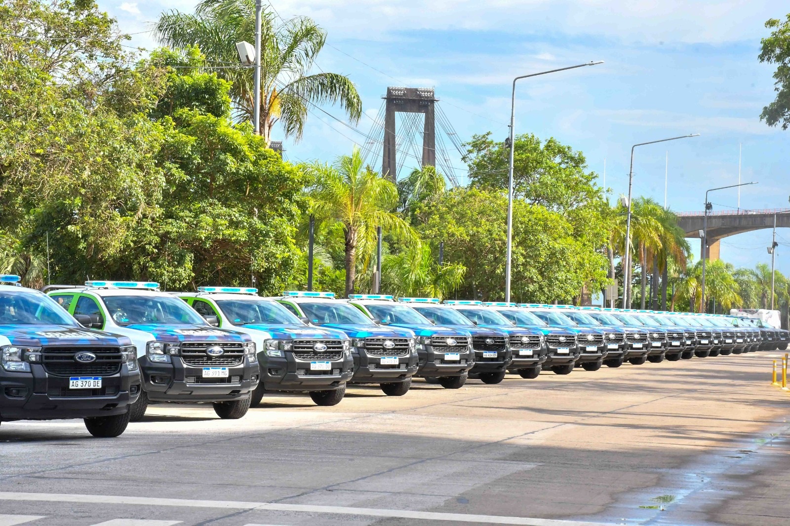 Valdés encabezó la entrega de 100 camionetas a la Policía de Corrientes y anunció la compra de más vehículos
