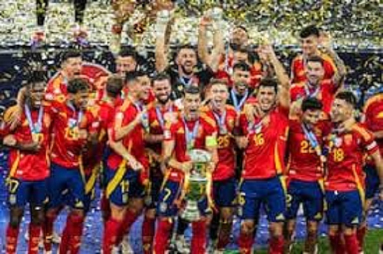 ESPAÑA DERROTÓ 2-1 A INGLATERRA Y SE CONSAGRÓ CAMPEÓN DE LA EUROCOPA