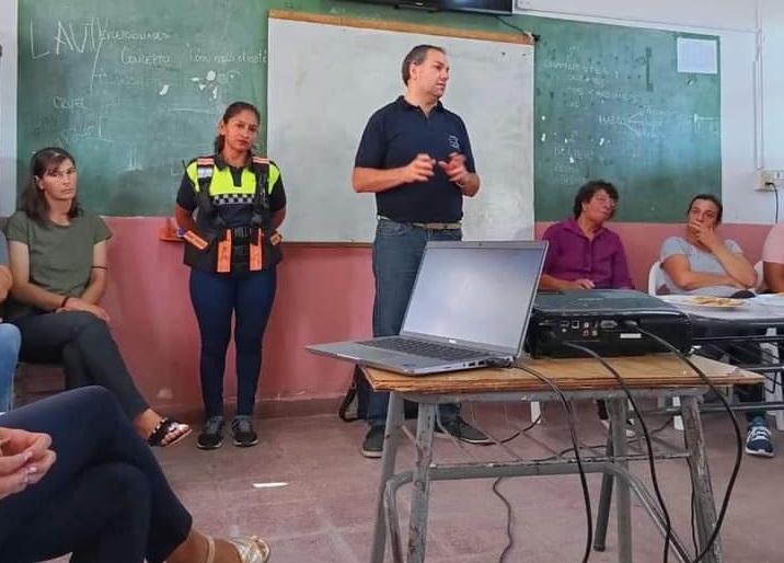 CAPACITACIONES EN ESCUELAS RURALES: MUNICIPALIDAD DE GOYA Y SU EQUIPO PROMUEVEN SEGURIDAD EN MOTOCICLETAS