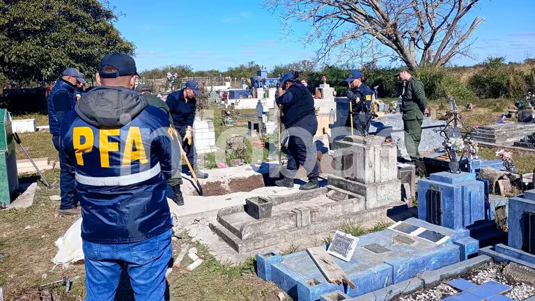 BÚSQUEDA DE LOAN: ROMPIERON LA MISTERIOSA LOSA DEL CEMENTERIO Y SOLO ENCONTRARON UNA VIEJA MANIJA