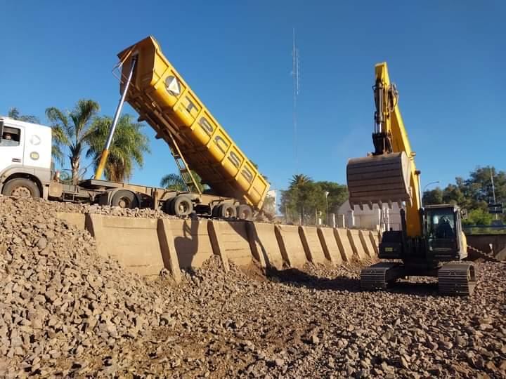 Transformación en Marcha: LA COSTANERA DE GOYA RECIBE MIL CAMIONES DE PIEDRA BASÁLTICA PARA OBRAS DE REFUERZO