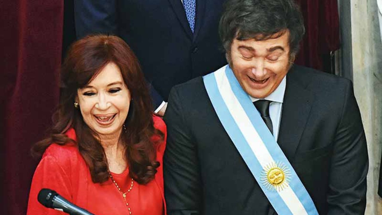 Cristina a Milei: "Largue la escuela austríaca, cace el manual argentino y siéntese a administrar"