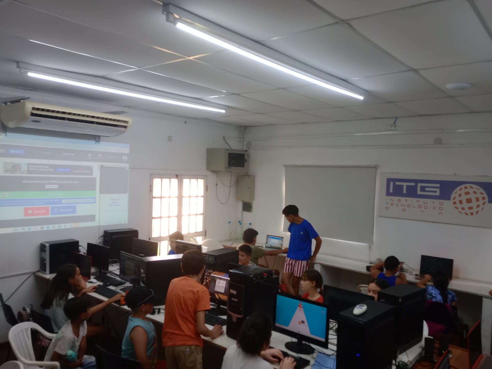 NIÑOS APRENDEN IA, ELECTRÓNICA E IMPRESIÓN 3D Y VAN AL PARQUE ACUÁTICO