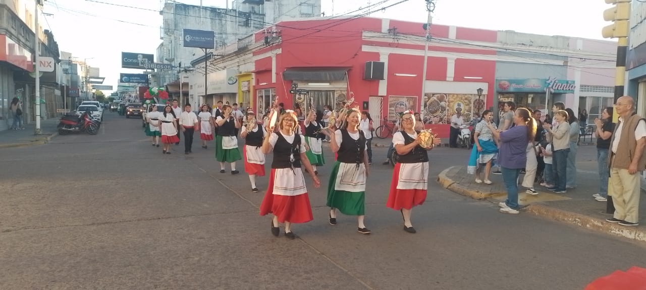 COLORIDO DESFILE DE LAS COLECTIVIDADES QUE REPRESENTAN A LA CIUDAD DE GOYA