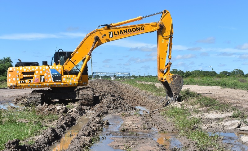 Tras la lluvia en Corrientes: Provincia continúa profundizando y limpiando canales de desagüe 
