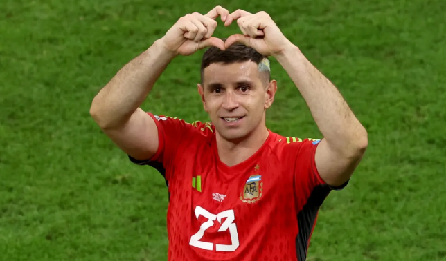 Dibu Martínez rompió el silencio tras la dura sanción de la FIFA: «Pido disculpas»