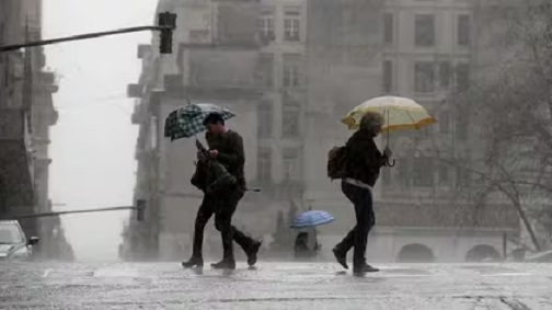 Diluvia en el AMBA: hay alerta por granizo, calles anegadas, destrozos y vuelos demorados