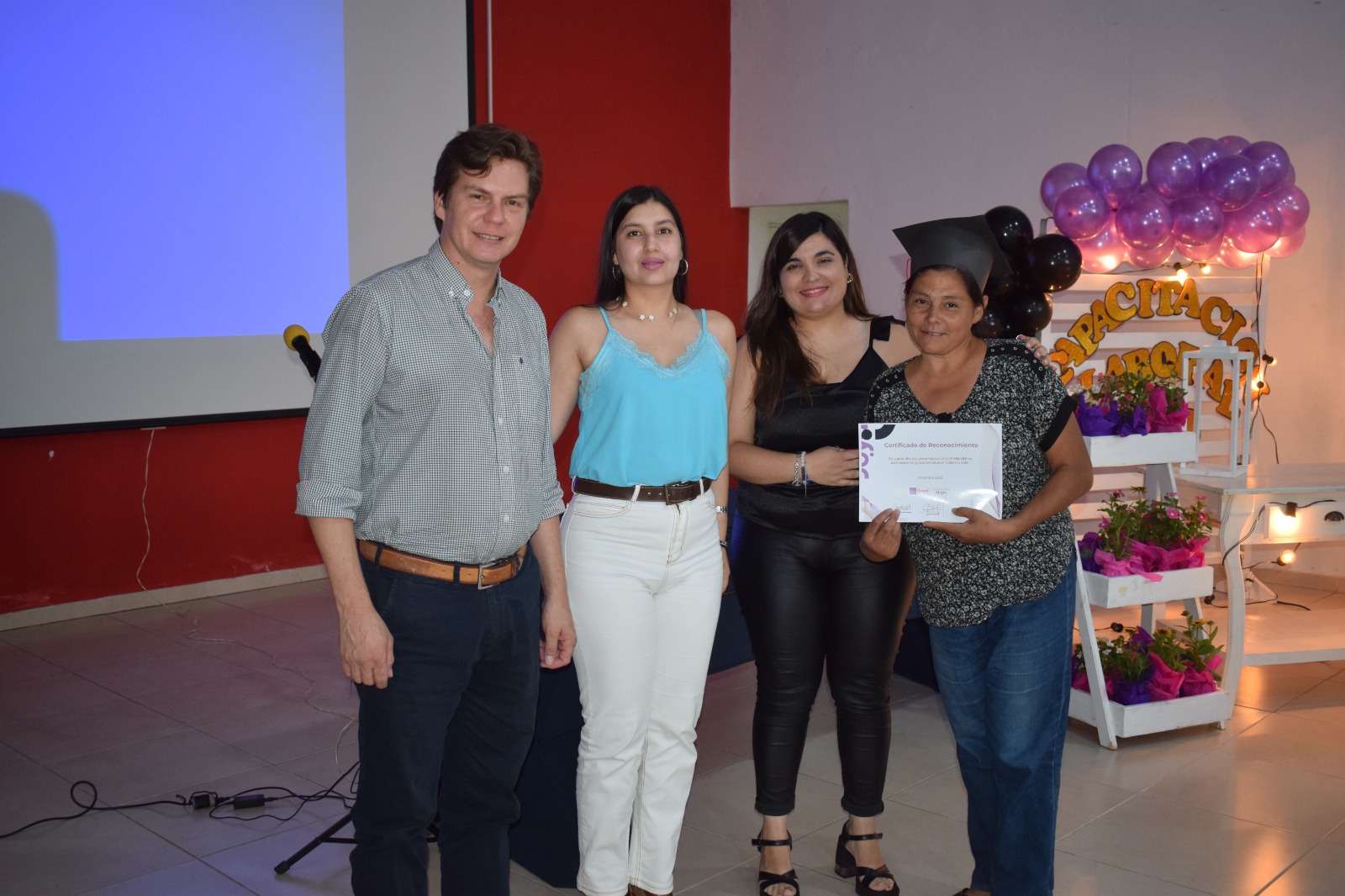 entrega de certificados mujer