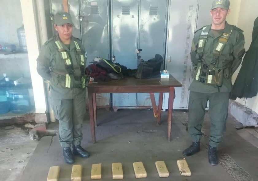 Viajaba en una combi a Corrientes con mochilas llenas de droga