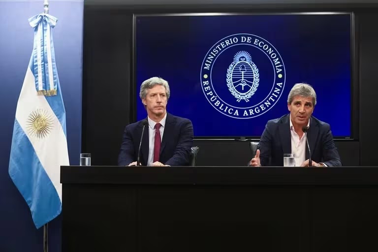 Llega la segunda etapa del plan de emergencia: se prende la aspiradora de pesos y mantienen congelado al dólar oficial