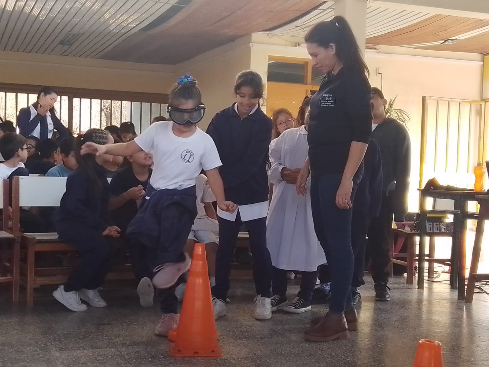 AGENTES DE TRÁNSITO ENSEÑARON  NORMAS DE CIRCULACIÓN A NIÑOS DE LA ESCUELA 