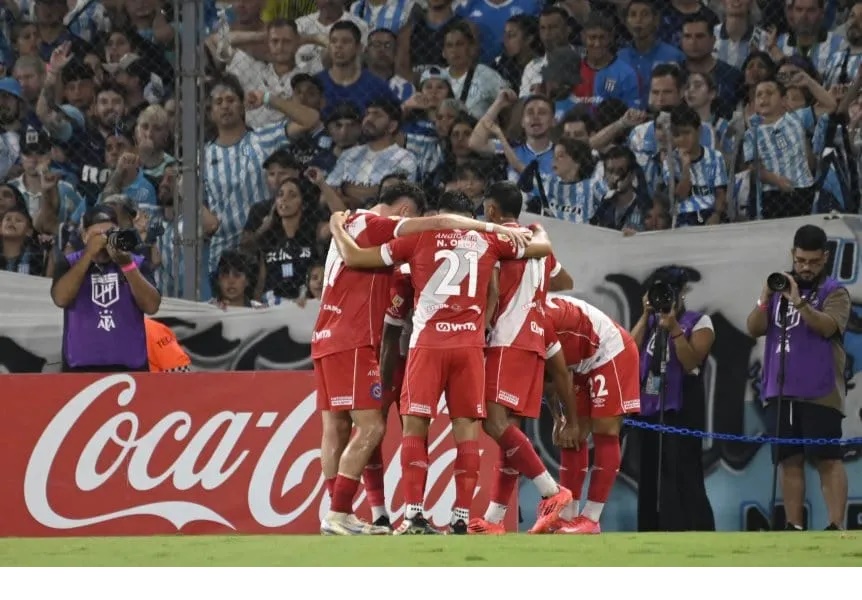 Racing sufrió, reaccionó tarde y cayó con un Argentinos que se afianza en el Torneo Apertura