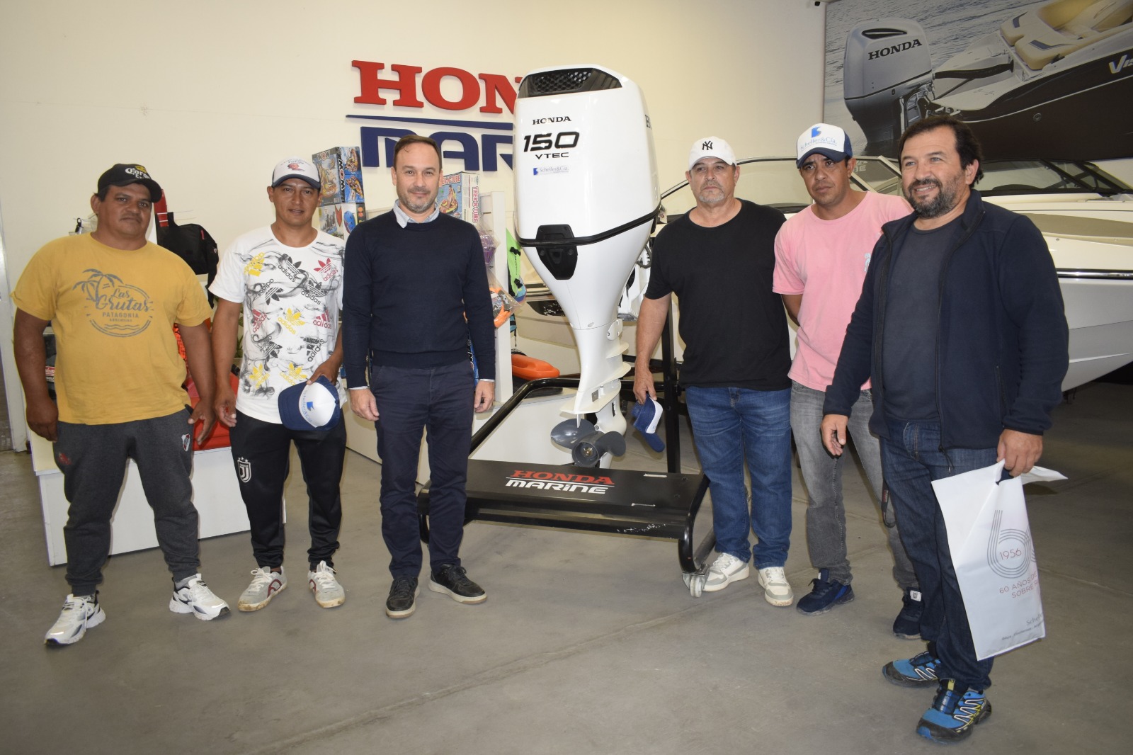 INTENDENTE MARIANO HORMAECHEA ENTREGÓ EL MOTOR A LOS GANADORES DEL SORTEO DE LA FNS