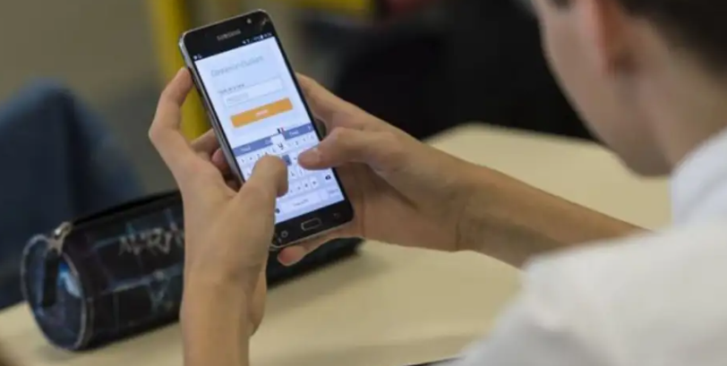 Sin celulares: la medida de una escuela correntina para mejorar la atención de los alumnos